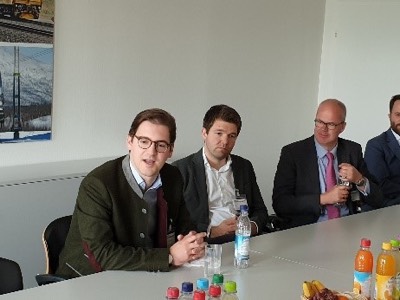 Stephan Pilsinger (CDU) (links) diskutiert gemeinsam mit den Vertretern der Siemens AG über Maßnahmen der beruflichen Wiedereingliederung