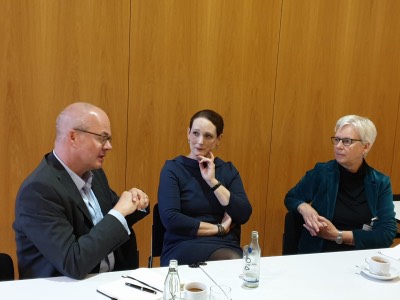 Accordion 2.2 - Die Bundestagsabgeordnete Maria Kein-Schmeink diskutiert gemeinsam mit den Vertretern der BASF und Lilly Deutschland über effektive Maßnahmen zur beruflichen